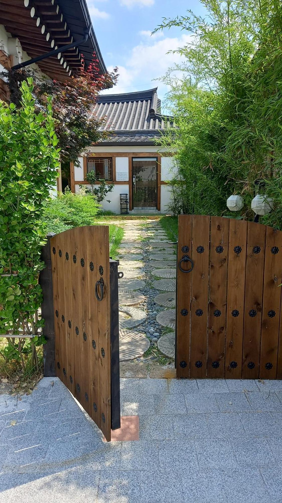 Adam Guesthouse 慶州市 エクステリア 写真